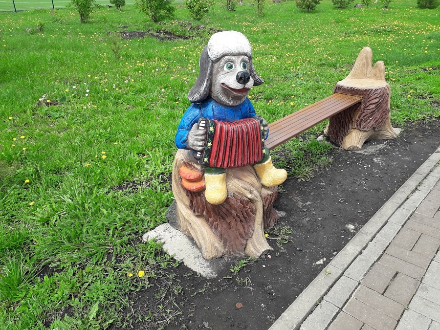 skamejka v skvere v petrovskom